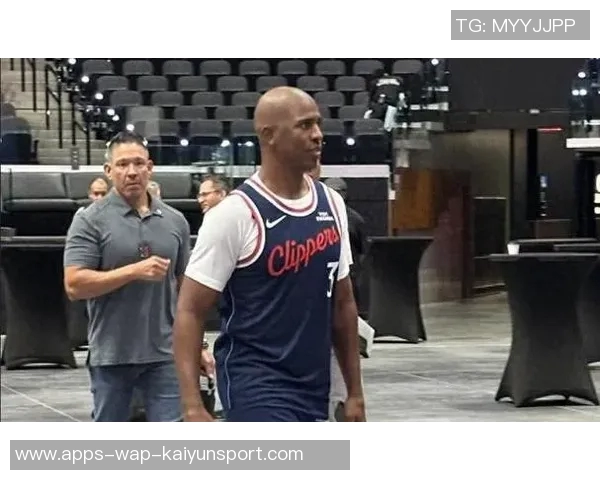 快船训练营首日盛况：灯泡组合同框小卡与比尔携手出击