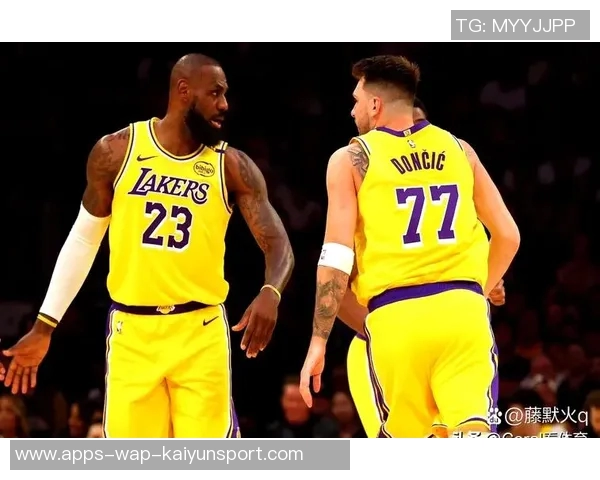 湖人训练场景曝光斯玛特紧逼八村里夫斯全力防守展现团队默契 湖人训练场景曝光斯玛特紧逼八村里夫斯全力防守展现团队默契