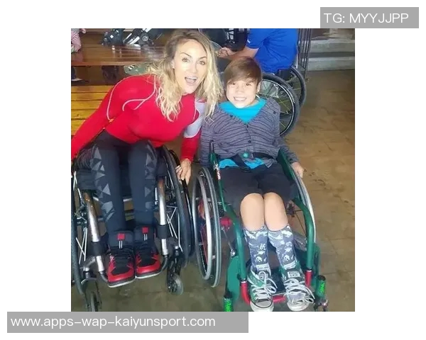 前巴西国脚里贝罗公开罹患甲状腺癌手术后积极开启康复之路 前巴西国脚里贝罗公开罹患甲状腺癌手术后积极开启康复之路