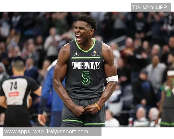 爱德华兹上半场表现亮眼15投6中三分球命中率不佳仍贡献17分1板2助 爱德华兹上半场表现亮眼15投6中三分球命中率不佳仍贡献17分1板2助