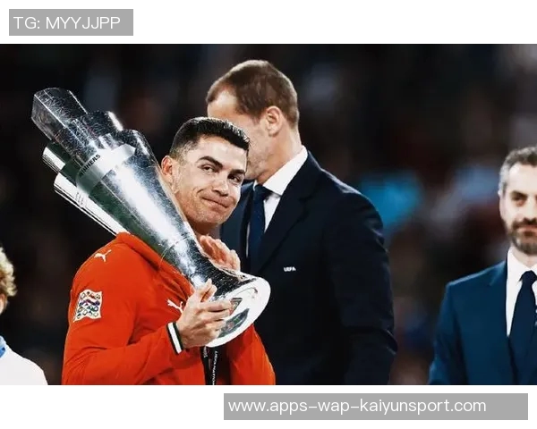 C罗荣获葡萄牙环球声望奖赞扬其辉煌职业生涯成就 C罗荣获葡萄牙环球声望奖赞扬其辉煌职业生涯成就