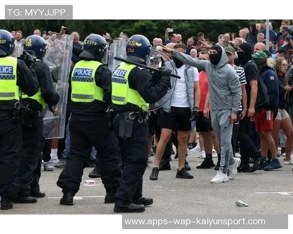 斯特林勇敢对抗蒙面窃贼保护家人安全展现真男人风范 斯特林勇敢对抗蒙面窃贼保护家人安全展现真男人风范