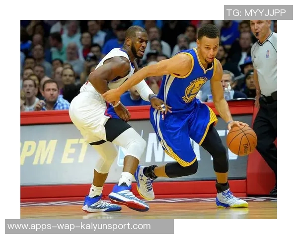 库里分享11张圣诞大战回忆照克莱一哥保罗同框老詹三度现身引热议